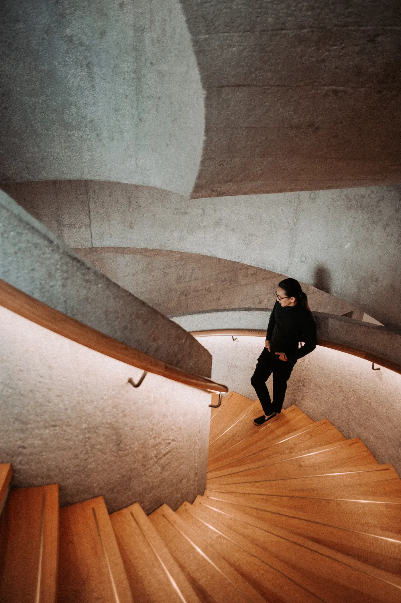 Escalera de madera en espacio comercial